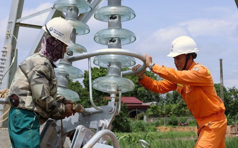 Install a porcelain tower to isolate electricity at column 352, in Vu Ninh commune, Phu Tho province. Photo: VNA