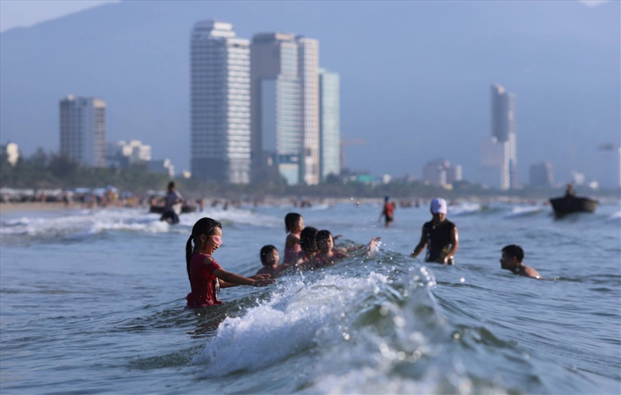 猛暑、ダナン市民が海水浴で体を冷やすために殺到。写真:Tran Huu