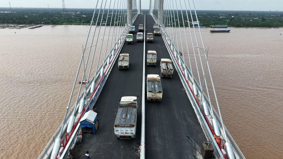 7월 29일 Rach Mieu 2 다리의 하중 테스트를 위해 많은 차량이 집중되었습니다. 사진: Quyen Pham