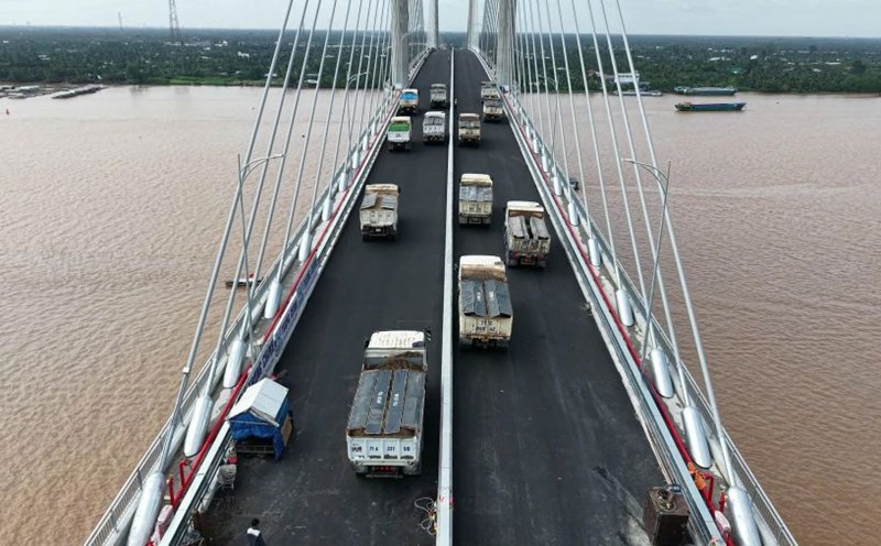 Many vehicles gathered to test the relocation of Rach Mieu 2 bridge on July 29. Photo: Quyen Pham