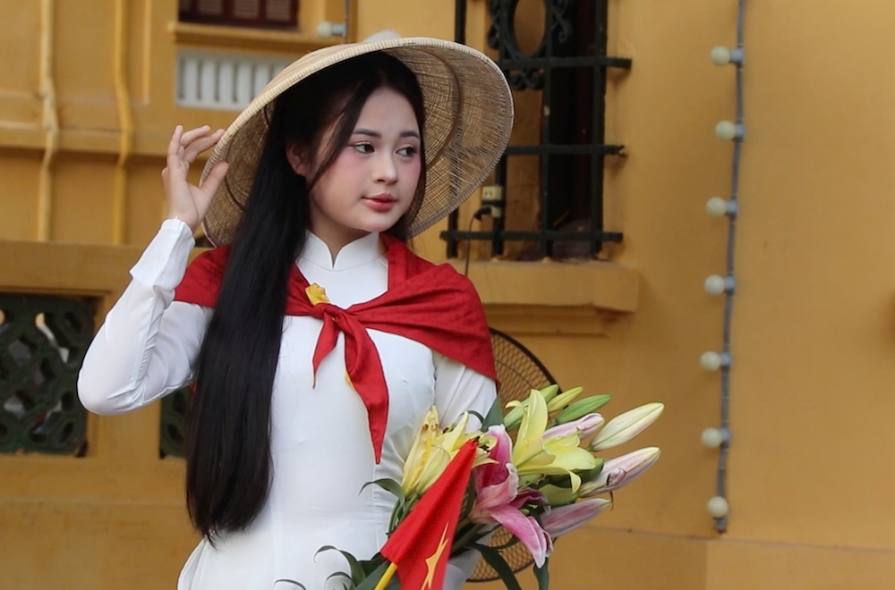 Theo nhieu du khach, luong du khach chup hinh tai quang truong Ba Dinh duoc du doan se tang cao vao cuoi thang 8. Anh: Nguyen Linh
