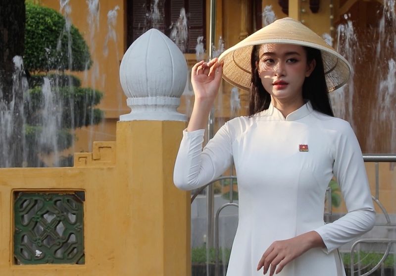 Da so cac du khach de chon trang phuc ao dai trang, non la de chup hinh tai Quang truong Ba Dinh. Anh: Nguyen Linh