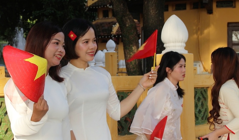 Hanoians are bustling to take photos in Ao Dai at Ba Dinh Square. Photo: Nguyen Linh