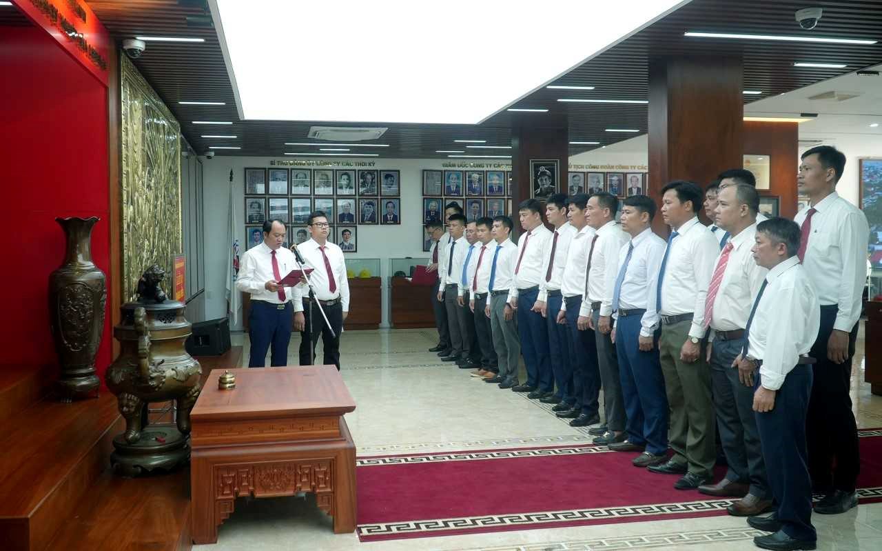 Party member admission ceremony at Mao Khe Coal Company. Photo: Pham Cu