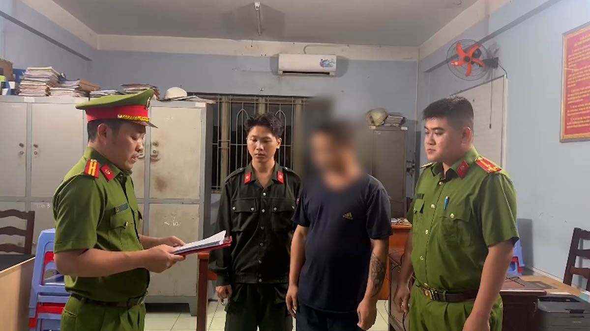 Battant un cycliste sur l'autoroute a Ho Chi Minh-Ville en colere contre l'entreprise le chauffeur du camion porte-conteneurs a ete arrete par la police.