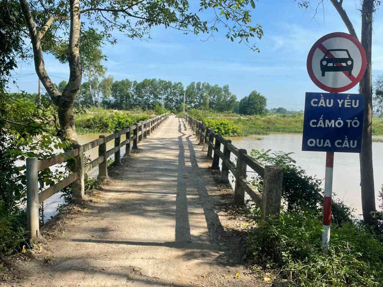 Cầu Biên Hòa (xã Minh Châu, tỉnh Nghệ An) đã xuống cấp nghiêm trọng, cấm ôtô. Ảnh: Phạm Chung