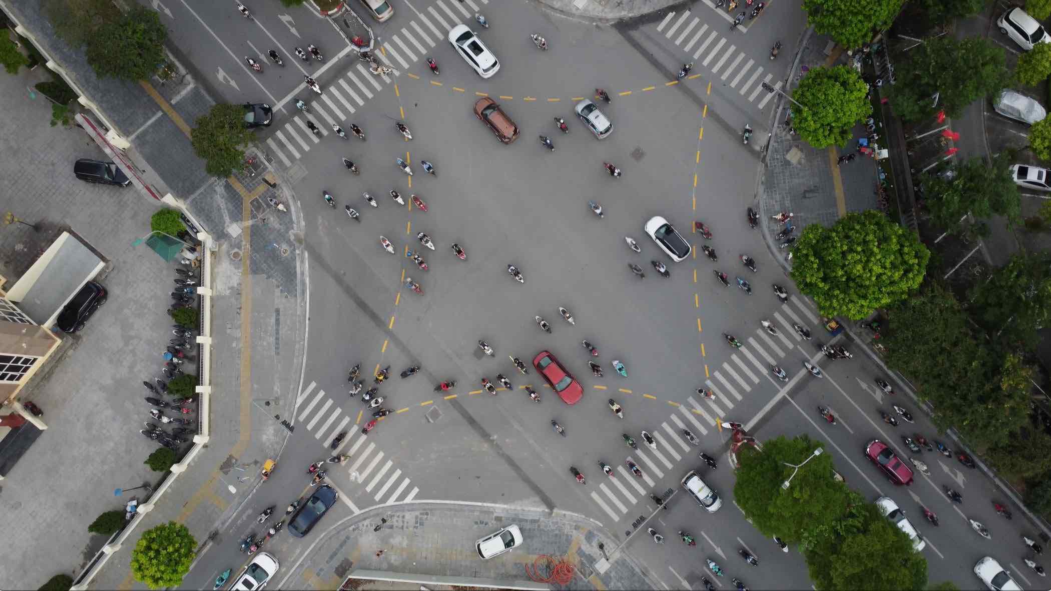 The Ministry of Public Security proposes to limit fully automated motor vehicles because Vietnam's current traffic conditions are not suitable. Photo: Vinh Hoang