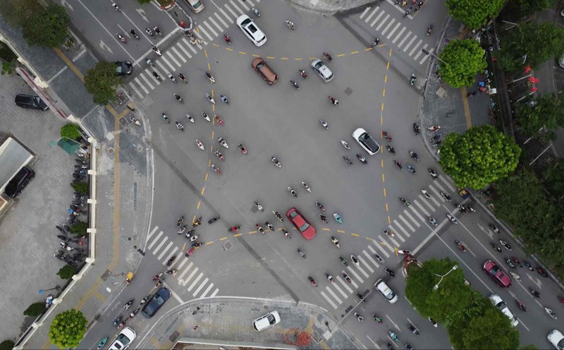 The Ministry of Public Security proposes to limit fully automated motor vehicles because Vietnam's current traffic conditions are not suitable. Photo: Vinh Hoang