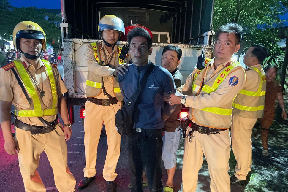 Lực lượng chức năng bắt được Dương Chí Tính khi đối tượng đang lẩn trốn tại TP Cần Thơ. Ảnh: Công an