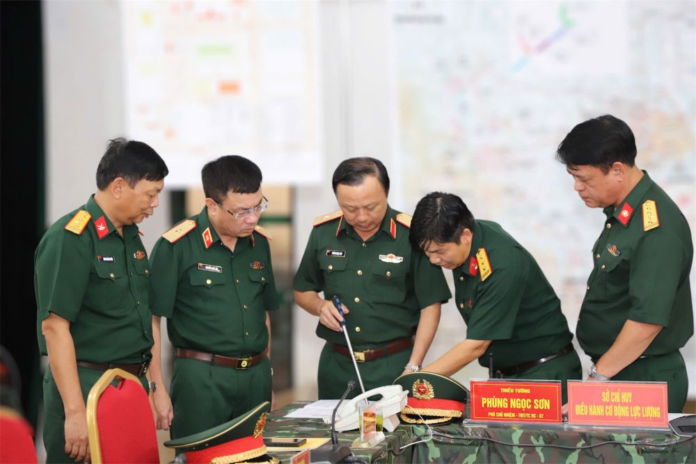 Thieu tuong Phung Ngoc Son va Thieu tuong Nguyen Que Lam tai So Chi huy dieu hanh co dong luc luong. Anh: Huong Tu