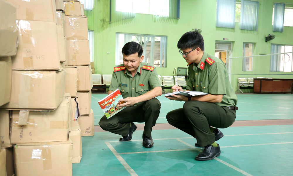 Cán bộ Phòng An ninh chính trị nội bộ, Công an tỉnh Bắc Ninh kiểm tra tang vật vụ án. Ảnh: Ngọc Anh

