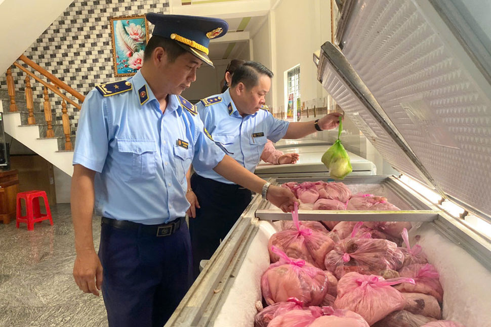 関係当局は、悪臭を放つ4トン以上の豚肉と脂肪を発見しました。写真:Gia Lai省QLTT支局