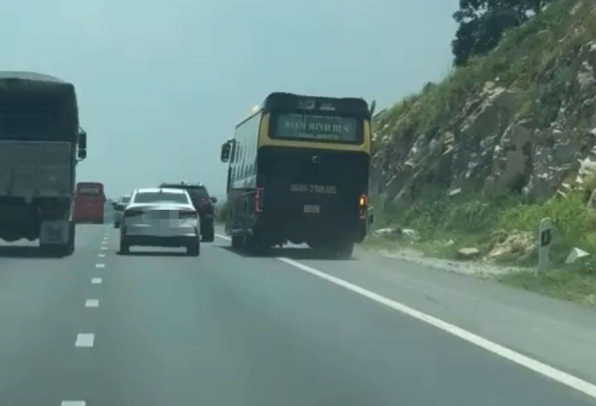 Xe khách chạy vào làn khẩn cấp của cao tốc Phan Thiết - Dầu Giây bị quay clip. Ảnh: Người dân cung cấp