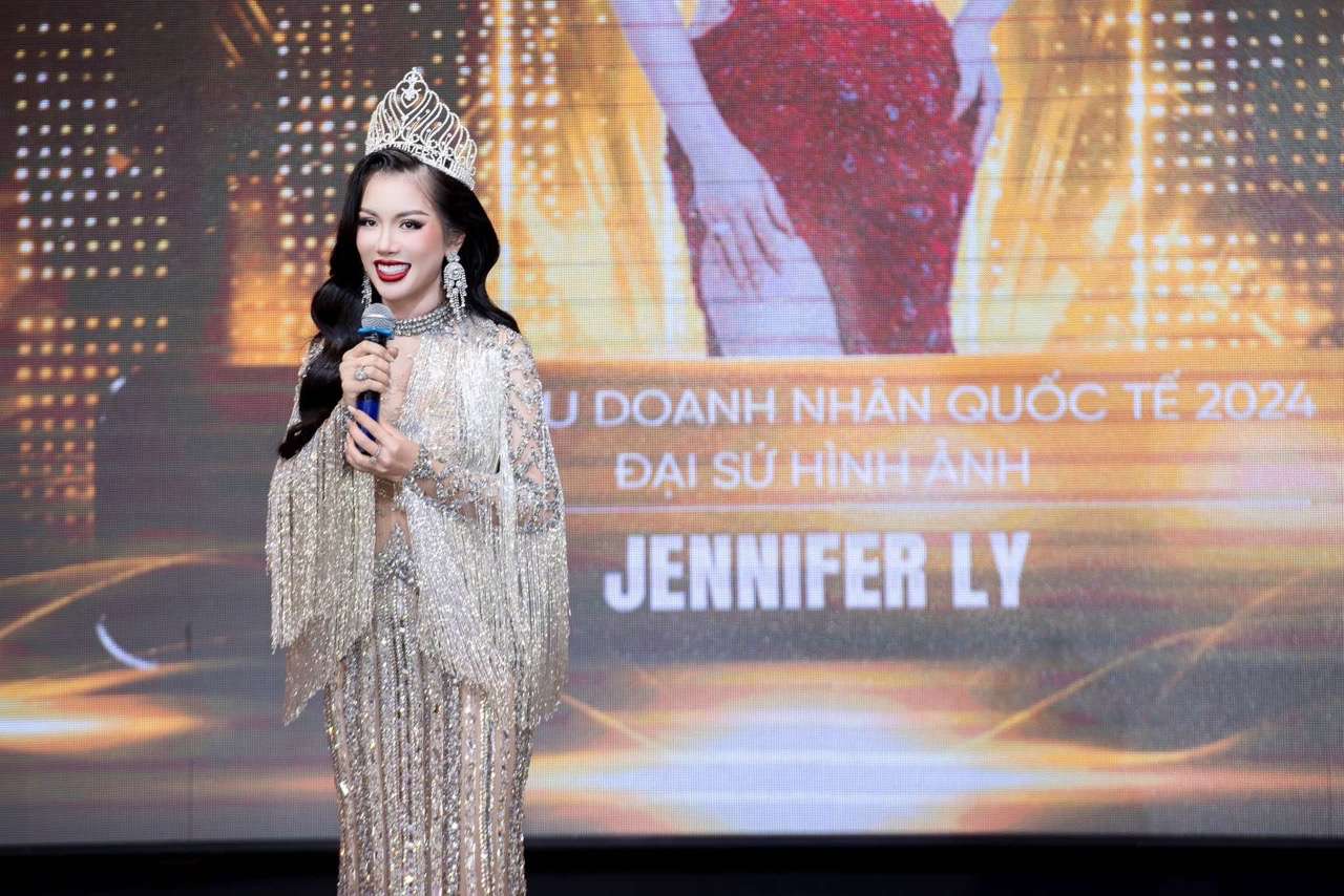 Hoa hau Jennifer Ly se dam nhan vai tro Guong mat dai su quang ba hinh anh cua cuoc thi - nguoi tung dam nhan vai tro giam khao tai nhieu cuoc thi lon trong nuoc va quoc te.