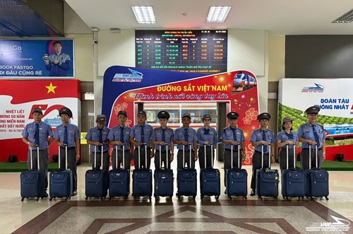 Grupo de auxiliares de bordo del barco SE4. Foto: VNR