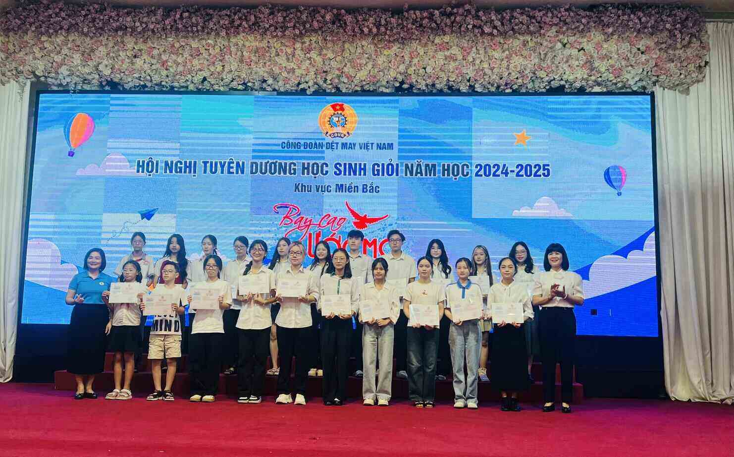 뛰어난 성과를 거둔 학생 베트남 섬유 및 의류 시스템 노동자들이 표창을 받았습니다. 사진: Kieu Vu