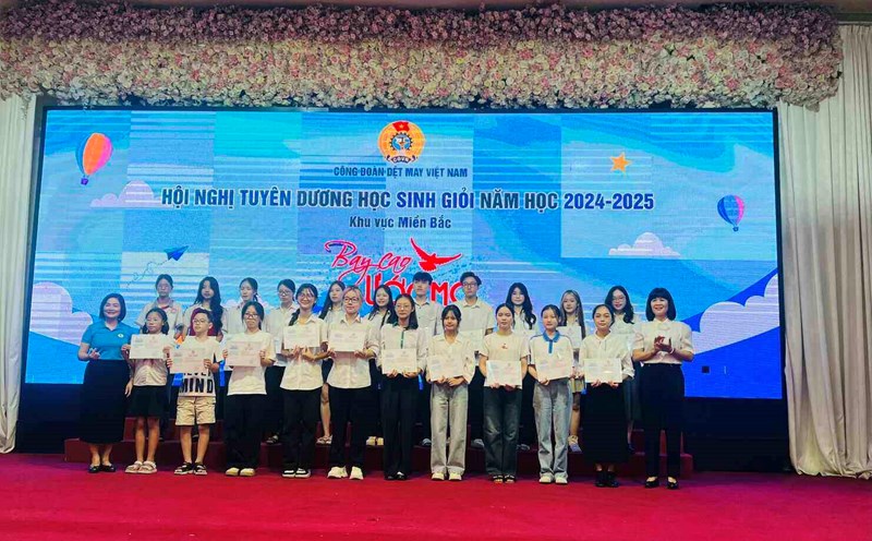 Students with outstanding achievements are people working in the Vietnam Textile and Garment system to receive awards. Photo: Kieu Vu