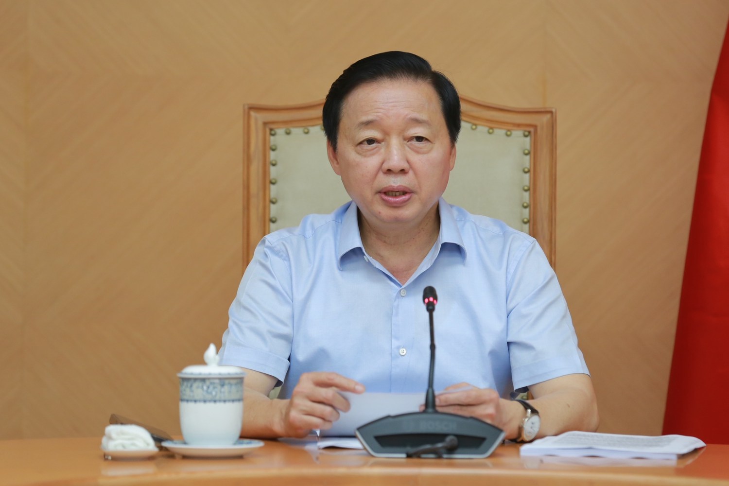 Deputy Prime Minister Tran Hong Ha requested that the design of social housing models must be feasible, contributing to architectural orientation and reducing administrative procedures. Photo: Minh Khoi