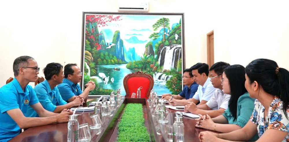 Phong Nha - Ke Bang 국립공원 노동조합 방문 및 근무. 사진: Quang Tri 노동조합
