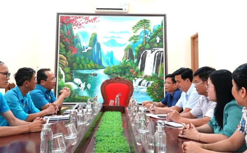 Visit and work at the Phong Nha - Ke Bang National Park Trade Union. Photo: Quang Tri Trade Union