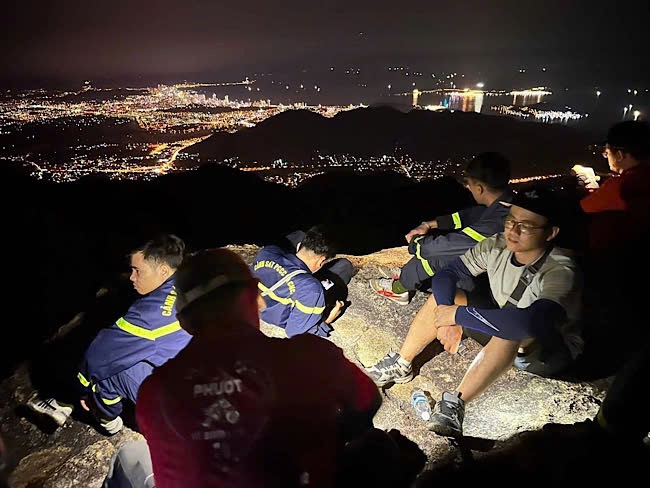 Khanh Hoa a cherche un jeune homme qui a disparu lors de l'escalade de Hoang Nguu Son Mountain. Photo: Hoang Anh Dung