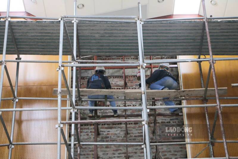 Các hạng mục bên trong hội nghị cũng được gấp rút triển khai. Ảnh: Lam Thanh