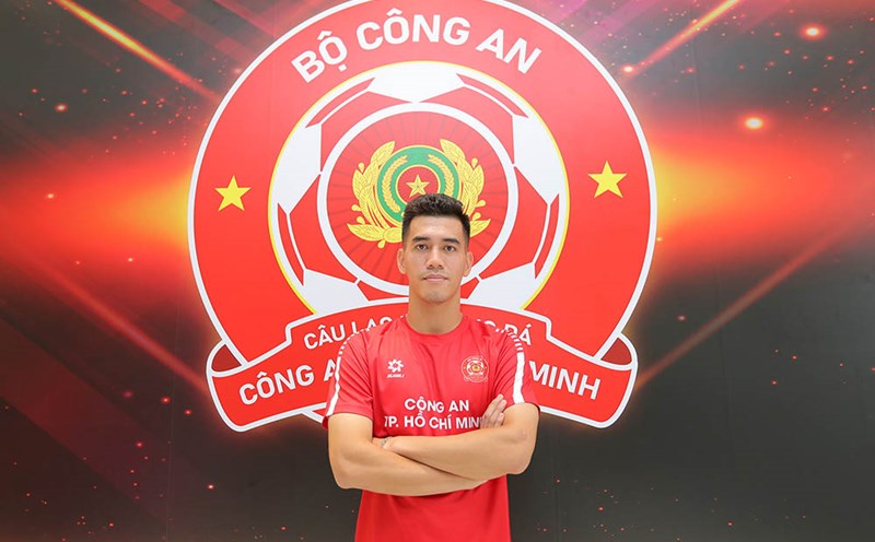 Striker Nguyen Tien Linh debuted for the Ho Chi Minh City Police team. Photo: HCMC CA