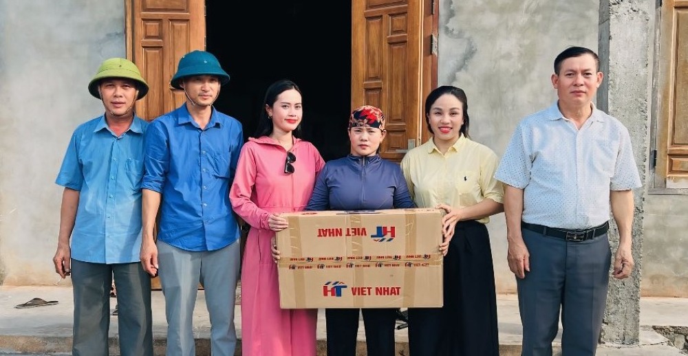 어려운 환경에 처한 노동자에게 가스레인지 전달. 사진: 호아짝 전선