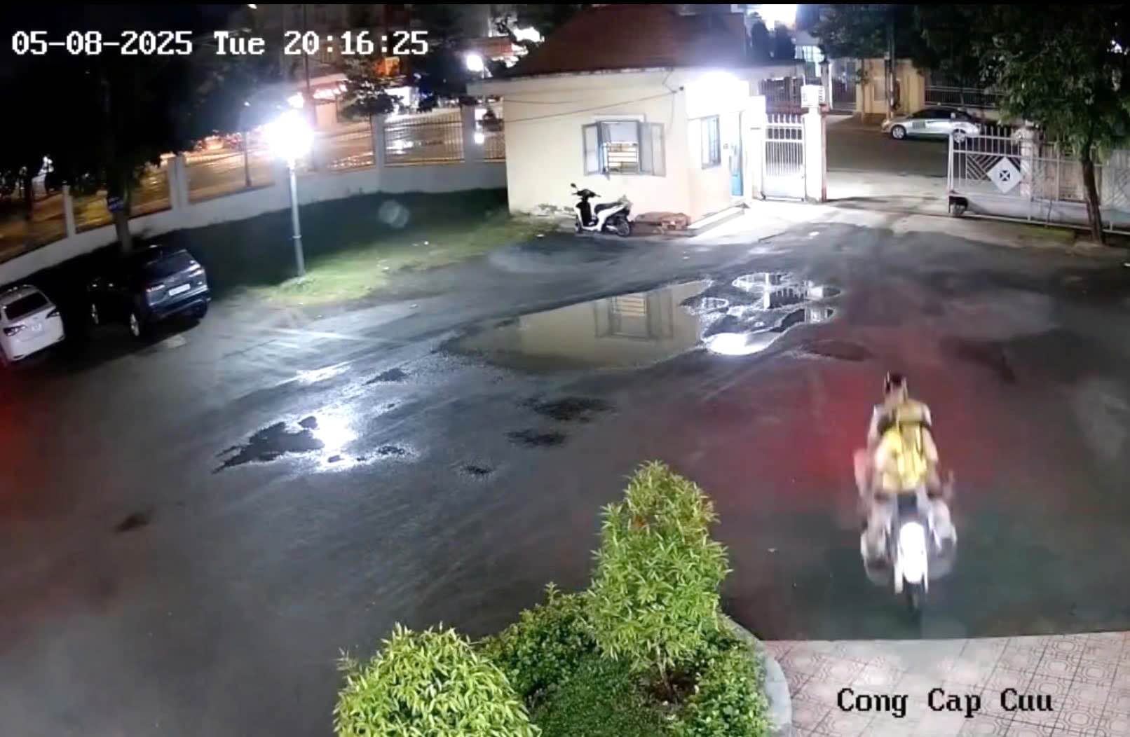 Le groupe de travail du poste de police de la circulation de Nga ba Thai Lan (Dong Nai) a emmene la fillette a l'hopital pour des soins d'urgence a temps. Photo : Departement de la police de la circulation Police de la province de Dong Nai