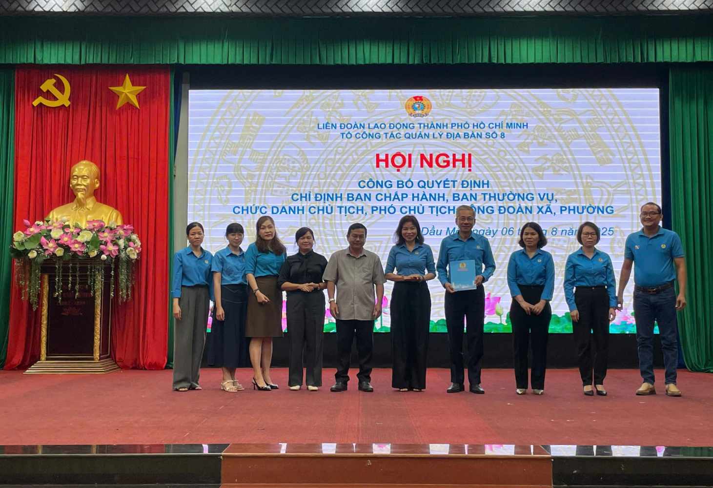 Ba Mai Thanh Thao - Uy vien Ban thuong vu LDLD TPHCM trao quyet dinh cho Cong doan cac xa phuong. Anh: Dinh Trong