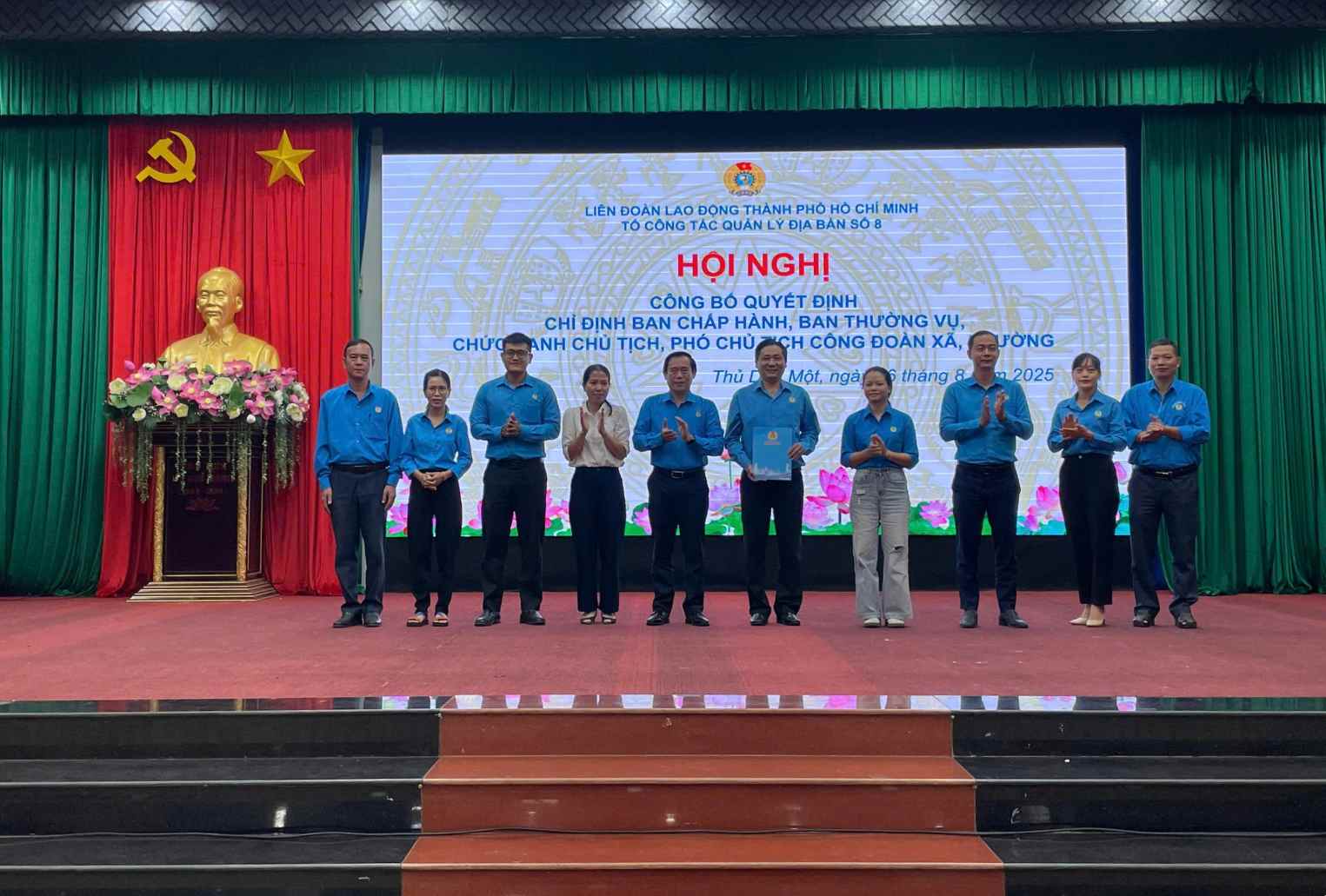 Ong Nguyen Van Duc - Uy vien Ban Thuong vu LDLD TPHCM trao quyet dinh cho Cong doan cac xa phuong. Anh: Dinh Trong