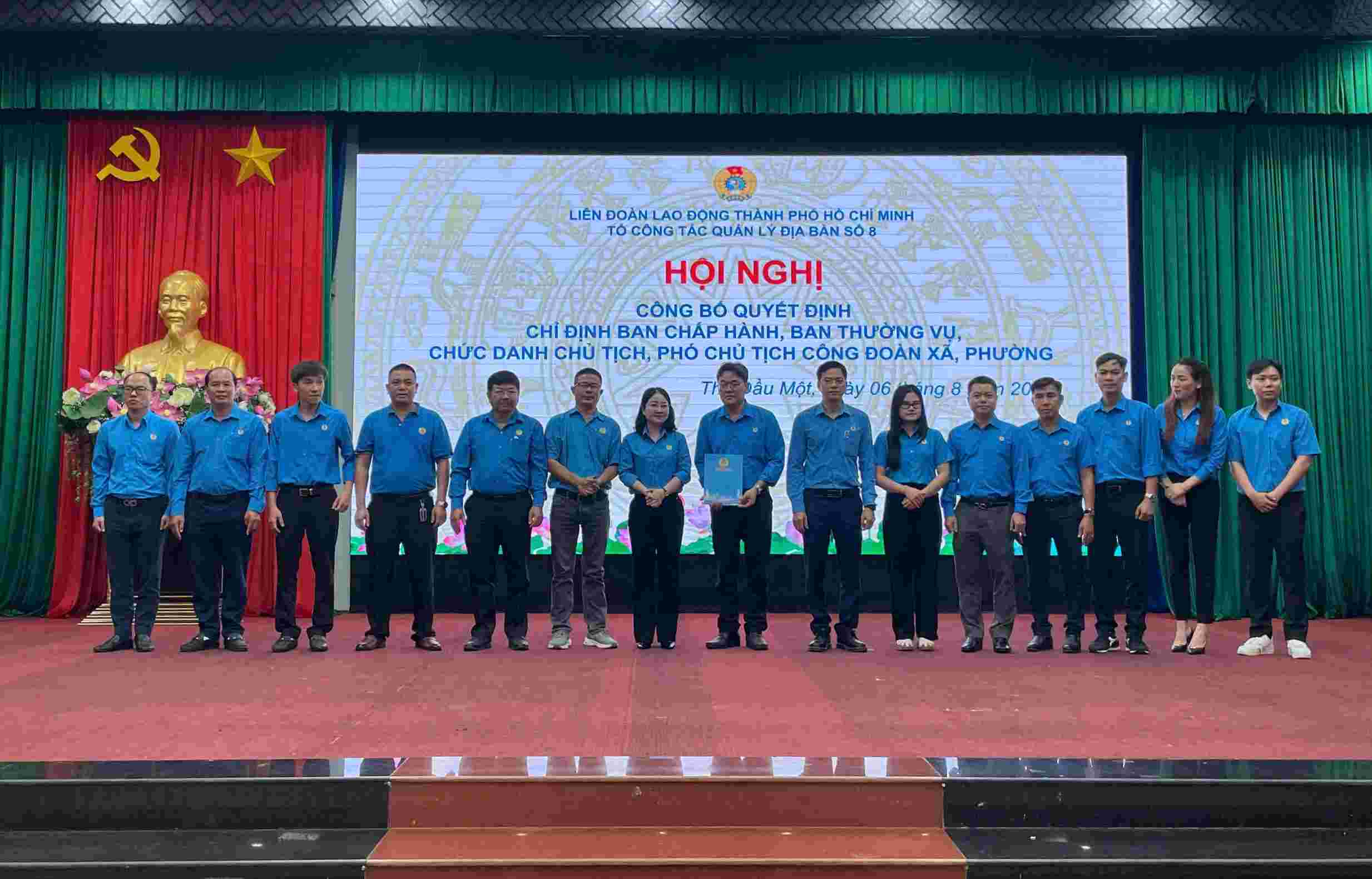 LDLD TPHCM trao quyet dinh cong tac nhan su 13 xa phuong khu vuc Binh Duong truoc day.Anh: Dinh Trong