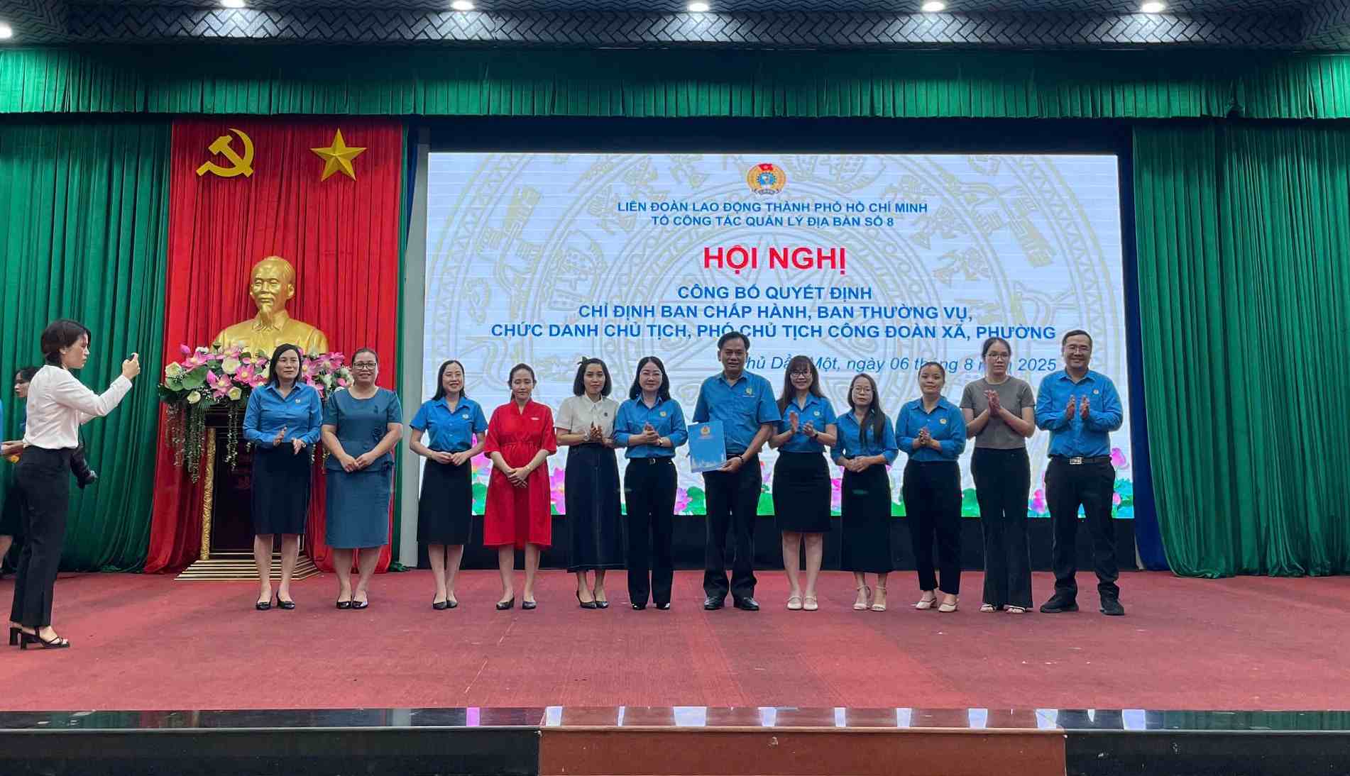 Nguyen Kim Loan 여사 - 호치민시 노동총연맹 부위원장이 코뮌 및 구 노동조합에 결정을 전달하고 있습니다. 사진: Dinh Trong