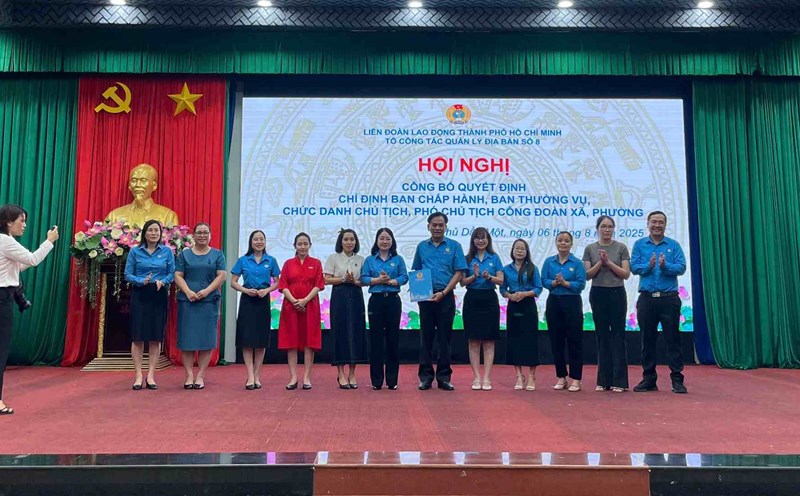 Ms. Nguyen Kim Loan - Vice President of the Ho Chi Minh City Labor Federation presented the resolution to the trade unions of communes and wards. Photo: Dinh Trong