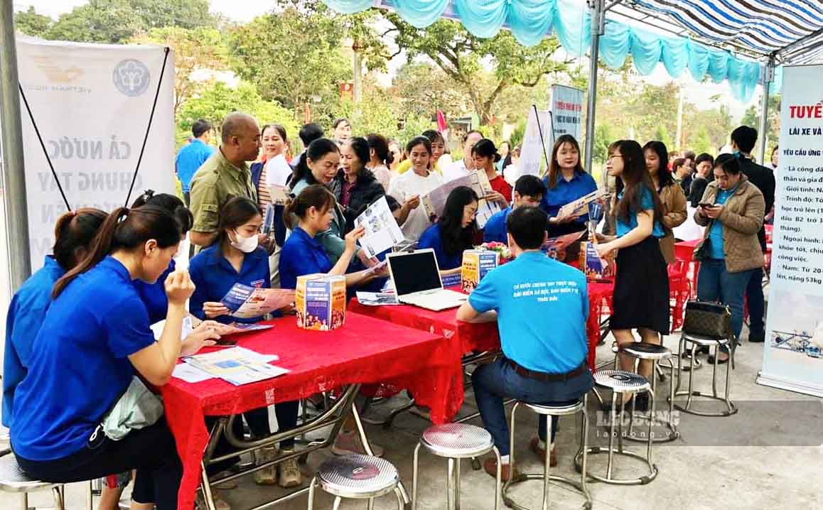 Programas de conexion asesoramiento y presentacion de empleo en areas remotas y aisladas que contribuyen a la reduccion sostenible de la pobreza en la provincia de Tuyen Quang. Foto: Huy Hoang.