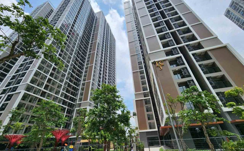 Current housing prices are high compared to the average income of people. Photo: Cao Nguyen.