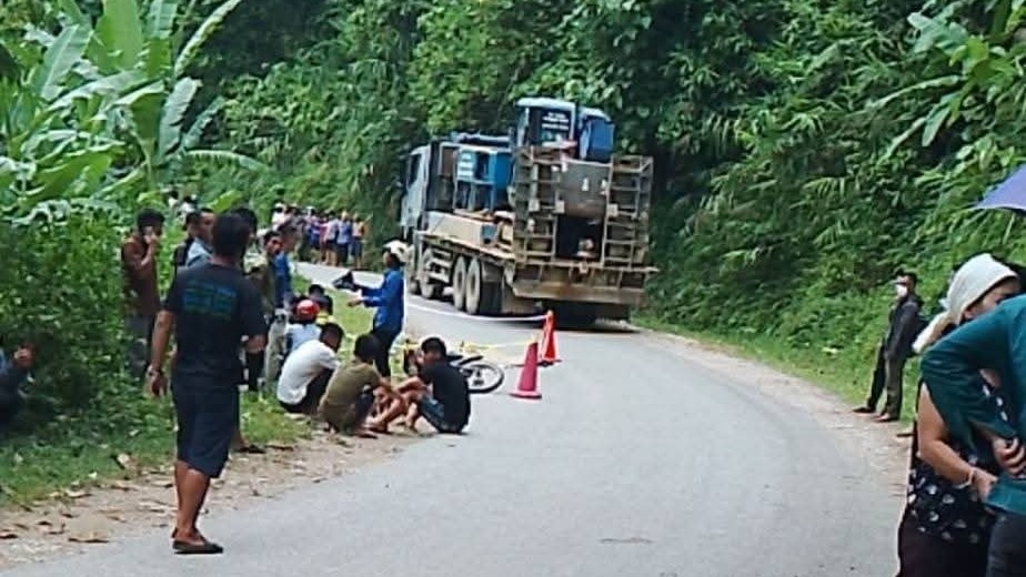 Scene de l'accident de la route grave sur la route provinciale DT.432 qui a fait un mort sur le coup. Photo : Ha Viet