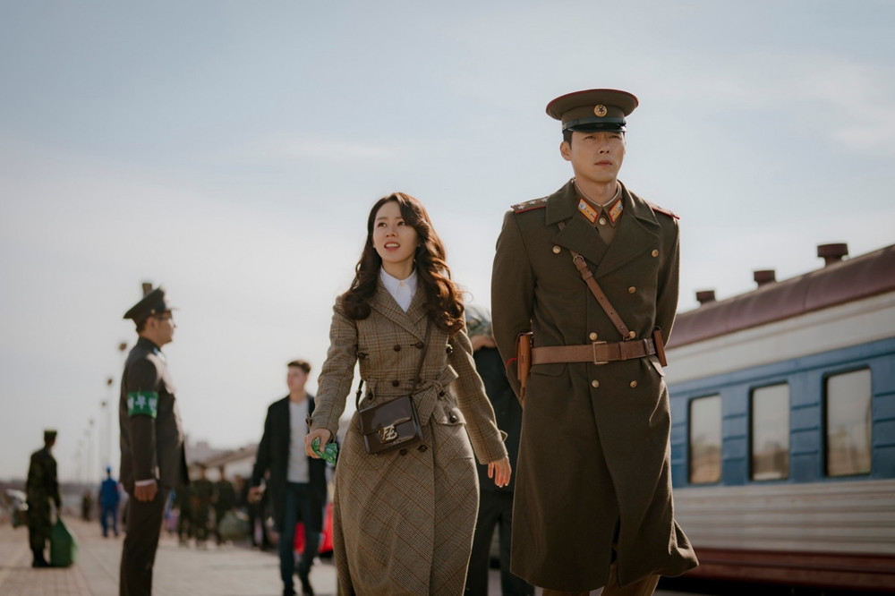 Son Ye Jin va Hyun Bin nen duyen sau khi dong chung “Ha canh noi anh“. Anh: Netflix
