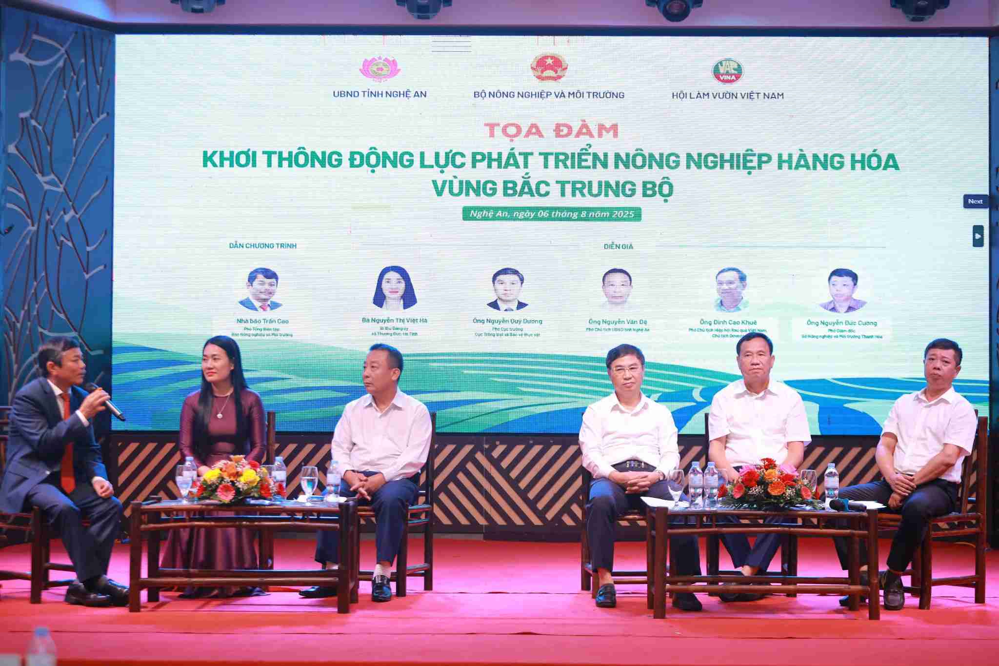 Cac dai bieu, chuyen gia thao luan tai dien dan. Anh: Quang Dai