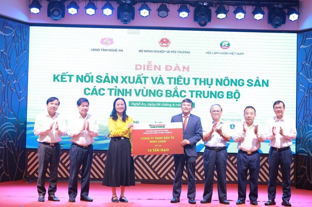 Ban to chuc Dien dan nhan ung ho gao va ngo giong cho nguoi dan vung lu Nghe An. Anh: Quang Dai
