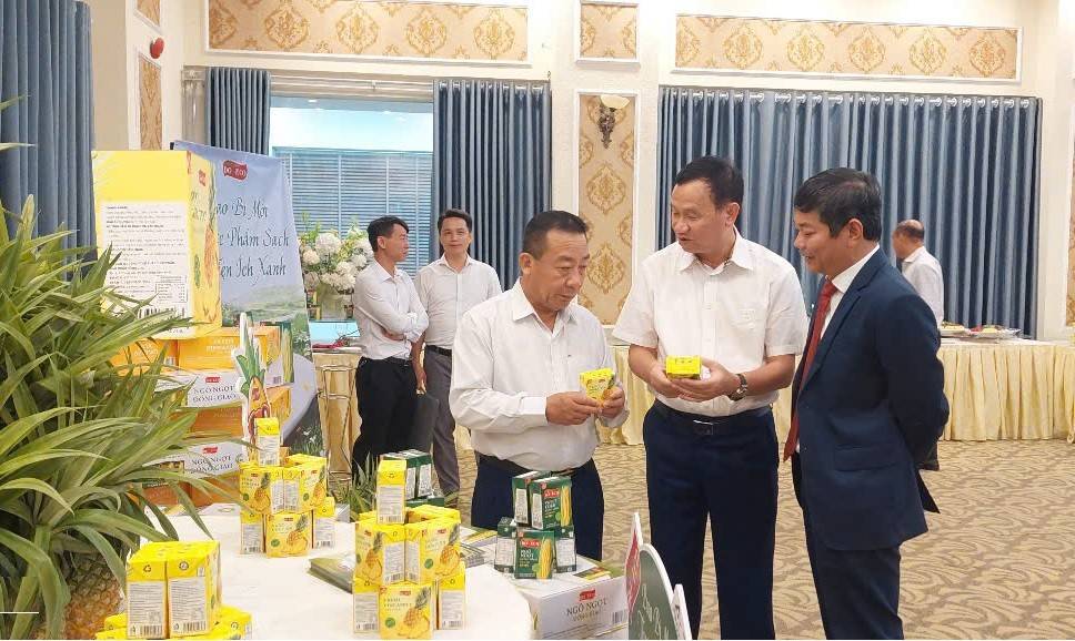 Delegates visit processed agricultural product booths at the forum. Photo: Quang Dai
