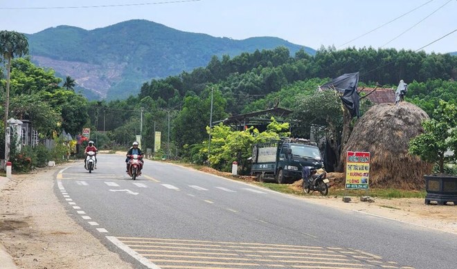 National Highway 24 through Quang Ngai has many small and narrow sections that need to be upgraded and expanded. Photo: Vien Nguyen