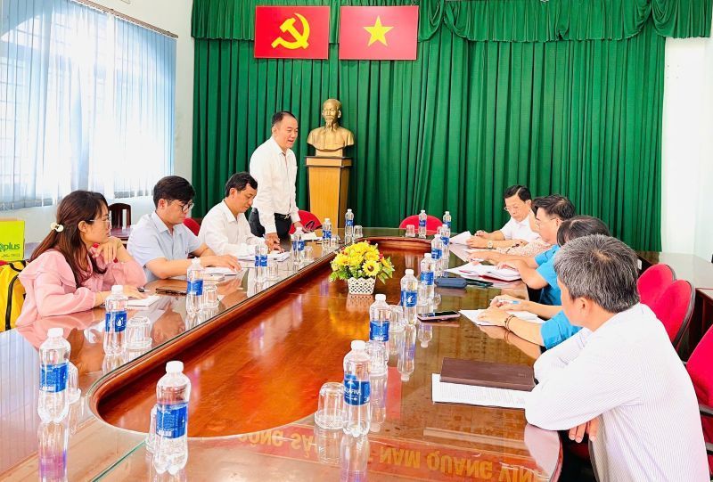 Dang Trung Dung 호치민시 노동총연맹 부위원장(서 있는 사람)이 Phu Hoa Dong 코뮌 노동조합과의 업무 회의에서 발언하고 있습니다. 사진: Duc Long