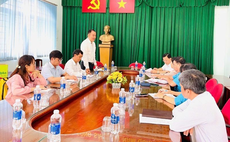 Mr. Dang Trung Dung - Vice Chairman of the Ho Chi Minh City Labor Federation (standing) spoke at the meeting with the Phu Hoa Dong Commune Labor Union. Photo: Duc Long