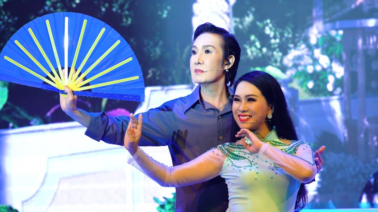 Hong Phuong and Meritorious Artist Vu Linh. Photo: Provided by the program.