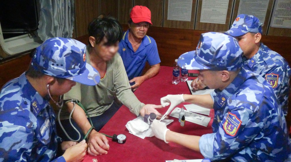 Can bo, chien si Tau CSB 4035, Bo Tu lenh Vung Canh sat bien 4 cham soc, ho tro y te ngu dan gap nan tren bien. Anh: BTL Vung CSB4