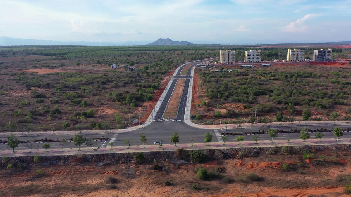 Loi vao san bay Phan Thiet tu duong Vo Nguyen Giap, phuong Mui Ne. Anh: Pham Duy 