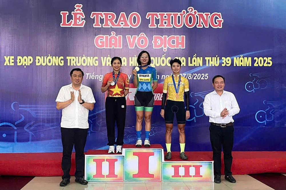 El Sr. Cao Van Chong y el Sr. Nguyen Dinh Khanh entregan premios a los ciclistas que logran grandes logros. Foto: Departamento de Cultura y Deportes de la ciudad de Ho Chi Minh