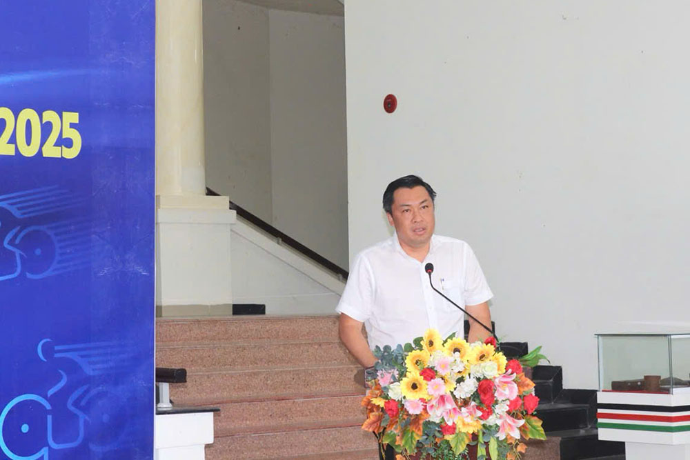 Ong Cao Van Chong phat bieu ghi nhan va cam on su dong gop cua dia phuong Dau Tieng cho mua giai nam nay. Anh: So VHTT TPHCM