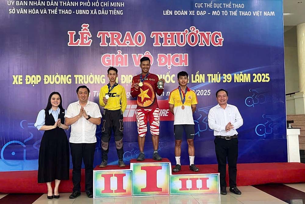 Ban to chuc trao giai cho cac van dong vien. Anh: So VHTT TPHCM